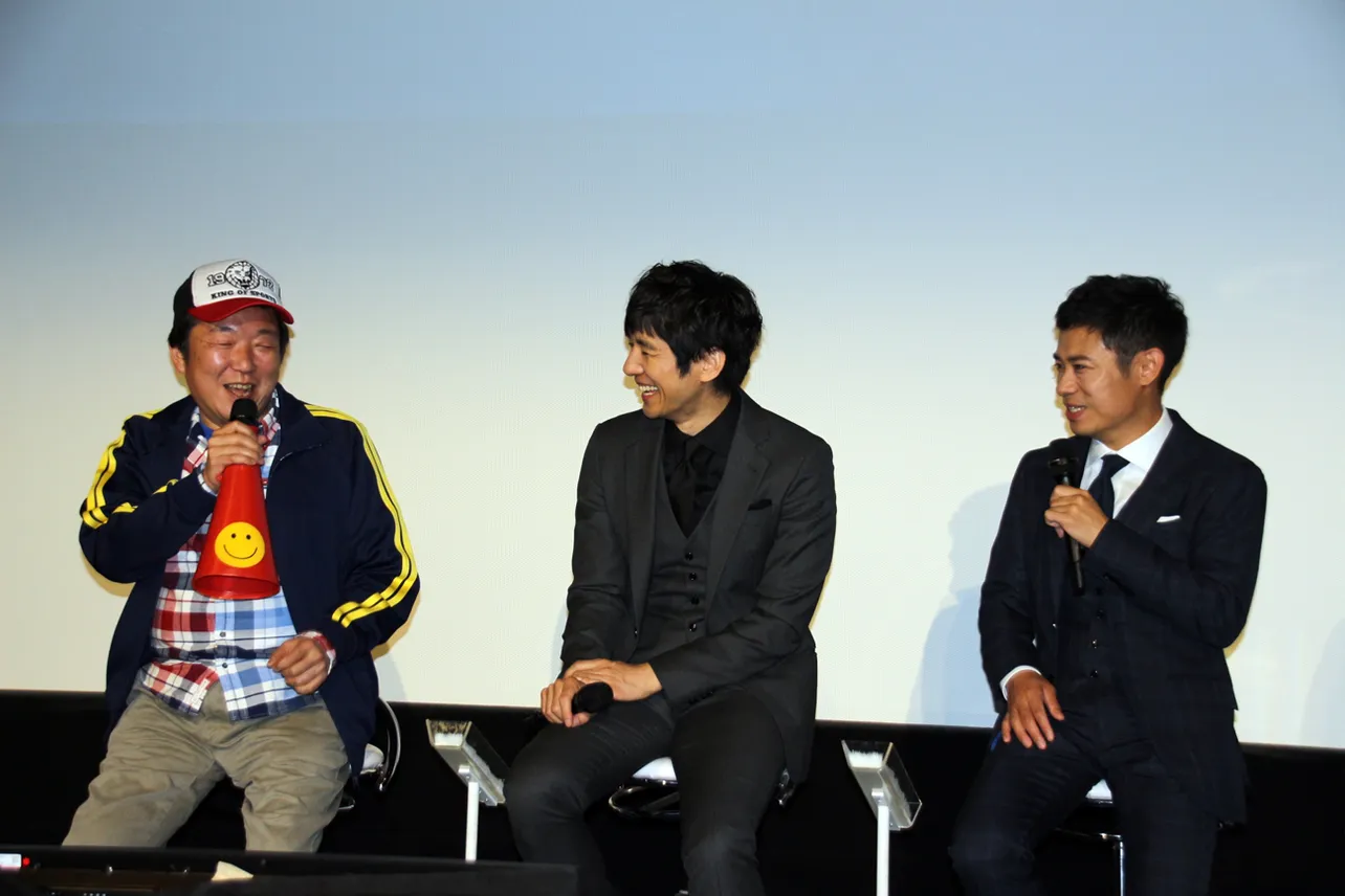 会見には木村ひさし監督(左)も登壇し、笑いの絶えない会見となった