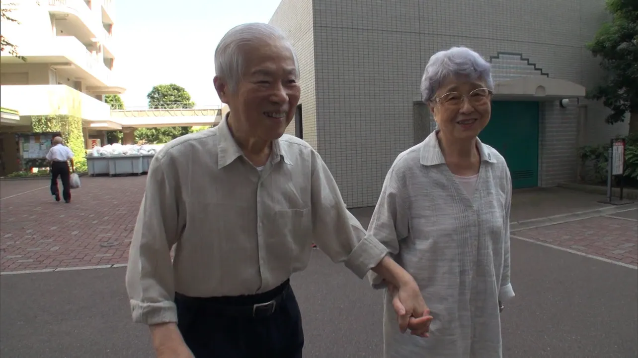 いつも誰に対しても笑顔を絶やさず精力的に活動してきたヨコと滋さんに忍び寄る「老い」にも迫る