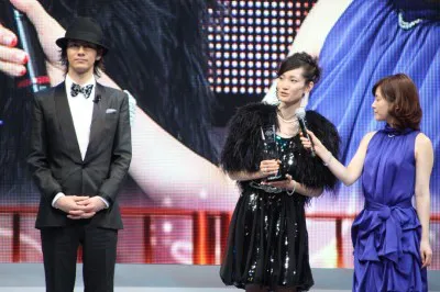 「スポーツ・公営競技賞」は荒川静香が受賞。JOYがプレゼンターを務めた