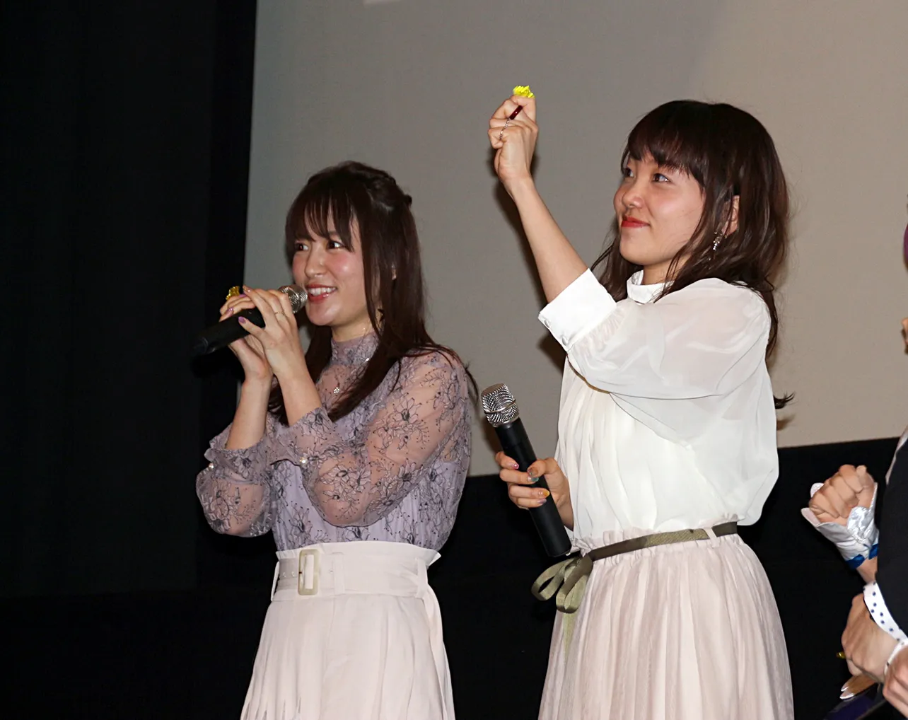“ミラクルライト”で声援に応える小原好美(右)と小松未可子(左)
