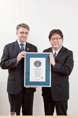 ギネス・ワールド・レコーズ・ジャパン社長のフランク・フォーリー氏と秋元康氏（写真左から）