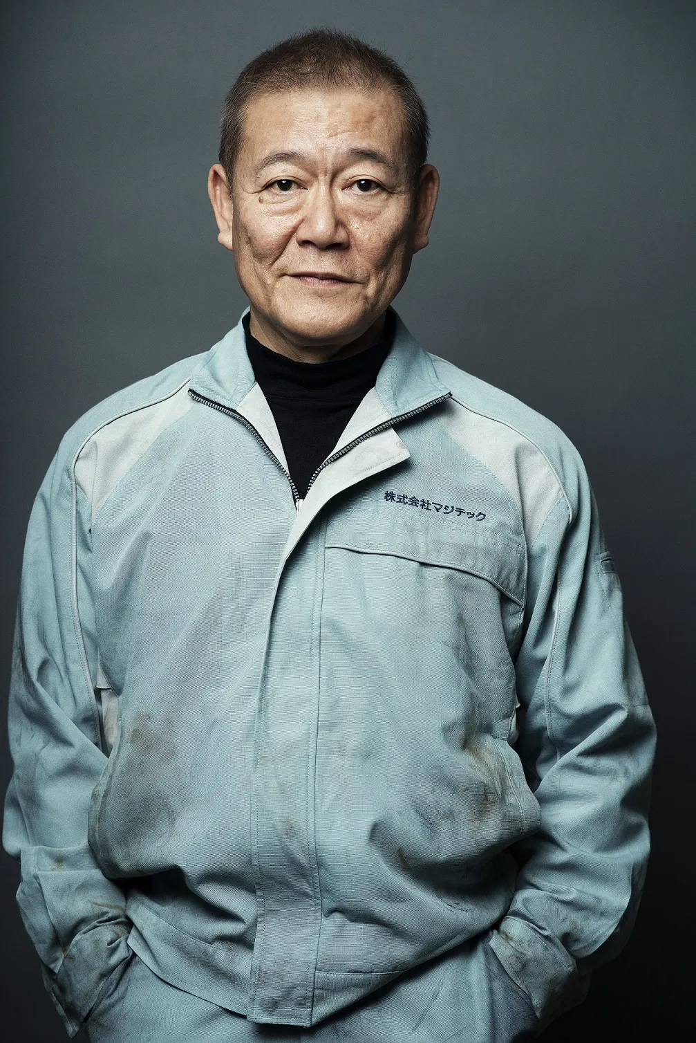 國村隼は、マジテックの工場主任・桶本修を演じる。桶本は博士の創造性に感銘を受け、技術者としてマジテックを支える