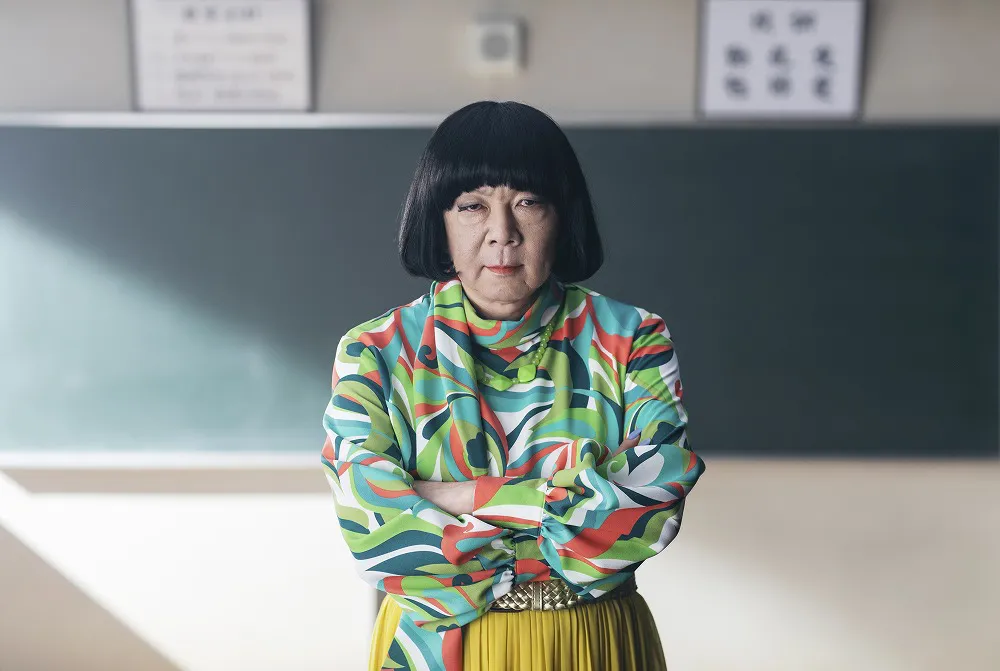 古田新太は、ゲイで女装家の国語教師・原田のぶお役を演じる