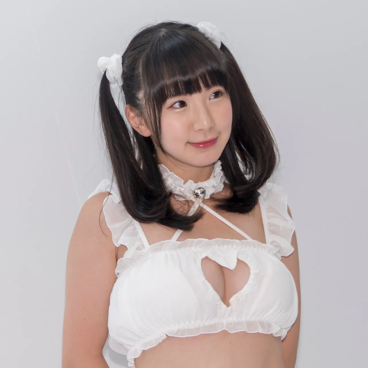 小松奈央役の相良朱音はグラビアアイドルとしても注目を集める