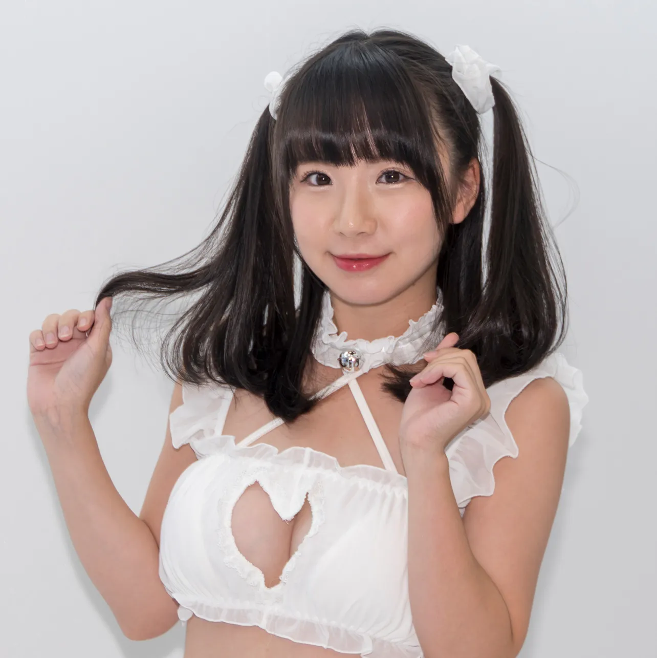 小松奈央役の相良朱音はグラビアアイドルとしても注目を集める