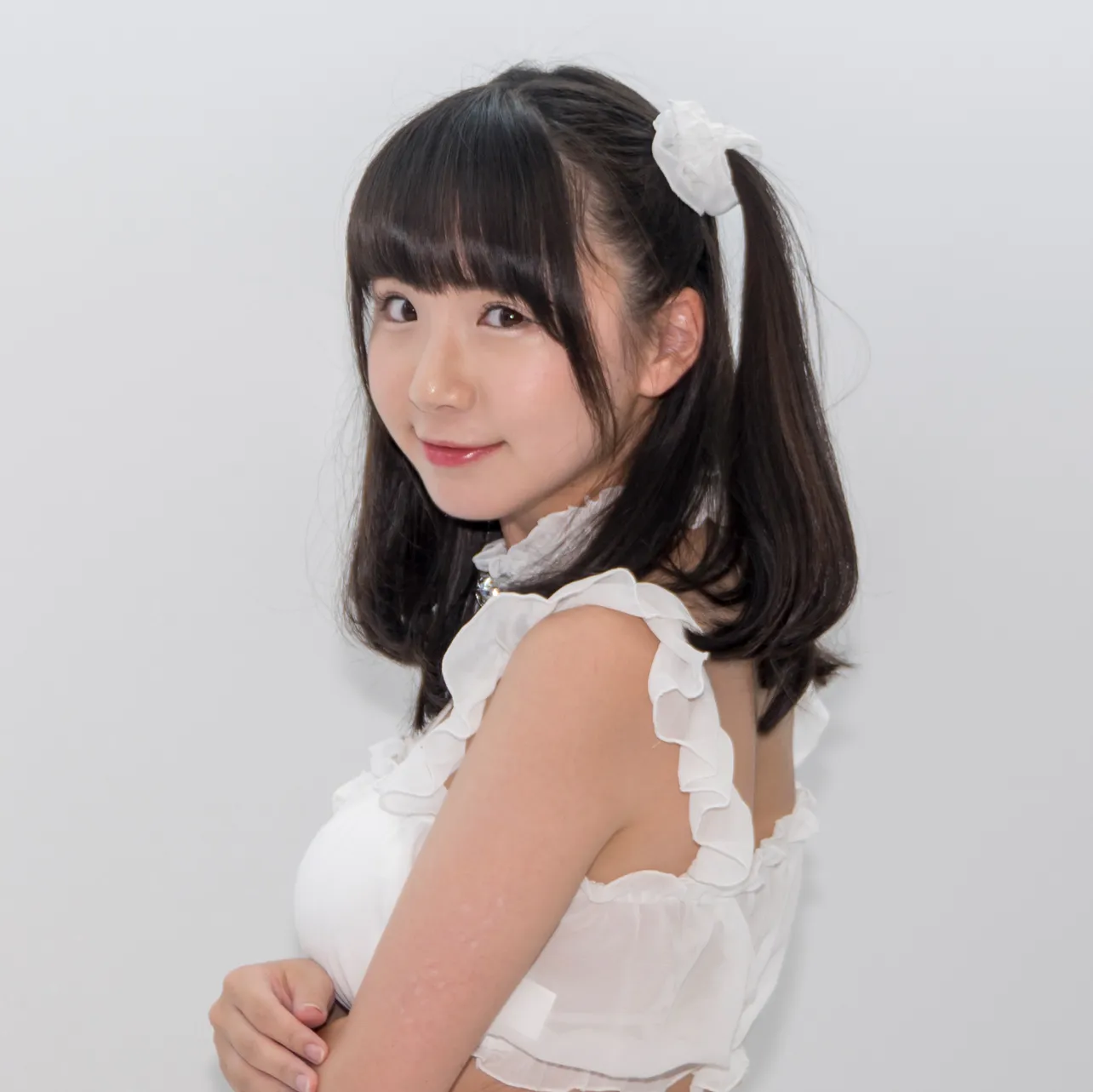 小松奈央役の相良朱音はグラビアアイドルとしても注目を集める