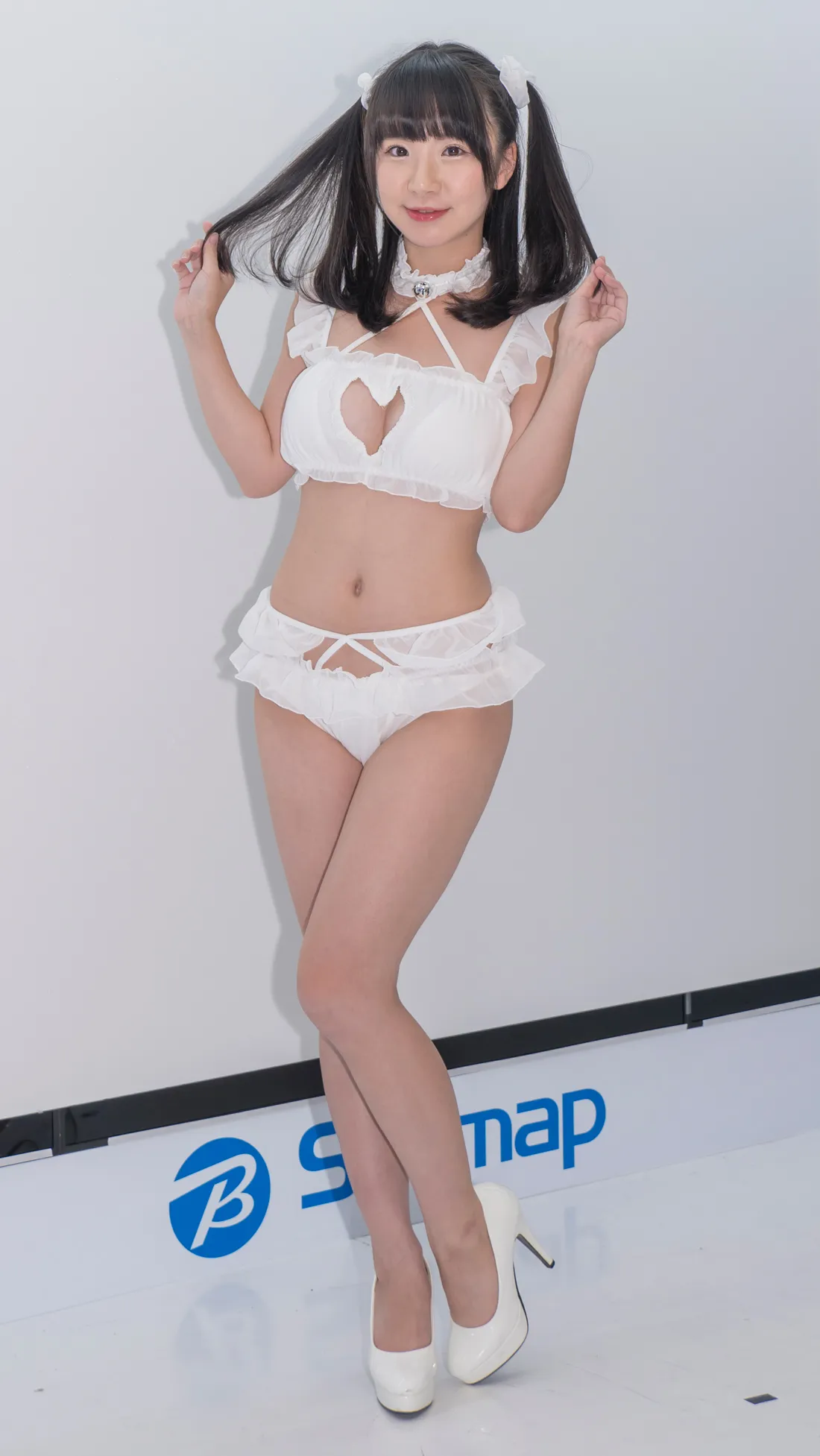 小松奈央役の相良朱音はグラビアアイドルとしても注目を集める