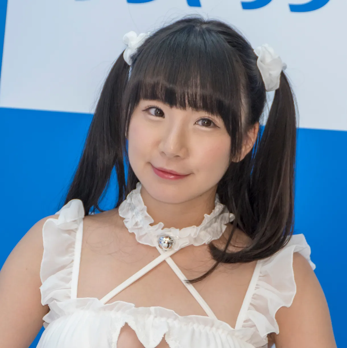 小松奈央役の相良朱音はグラビアアイドルとしても注目を集める