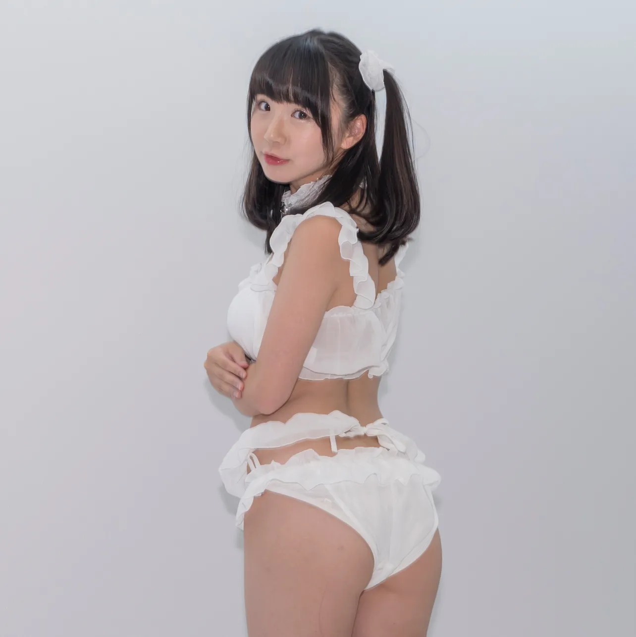 小松奈央役の相良朱音はグラビアアイドルとしても注目を集める