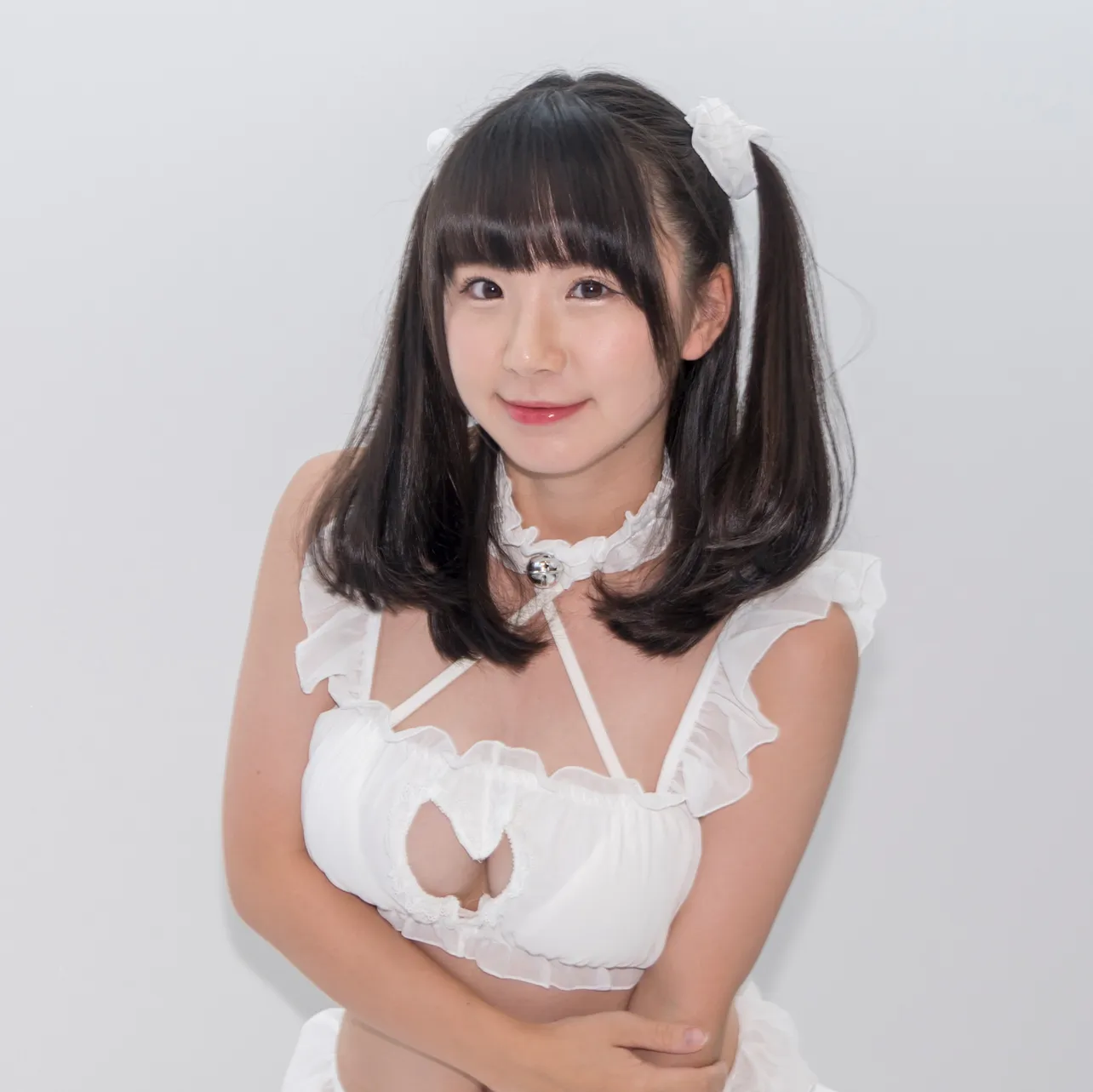 小松奈央役の相良朱音はグラビアアイドルとしても注目を集める