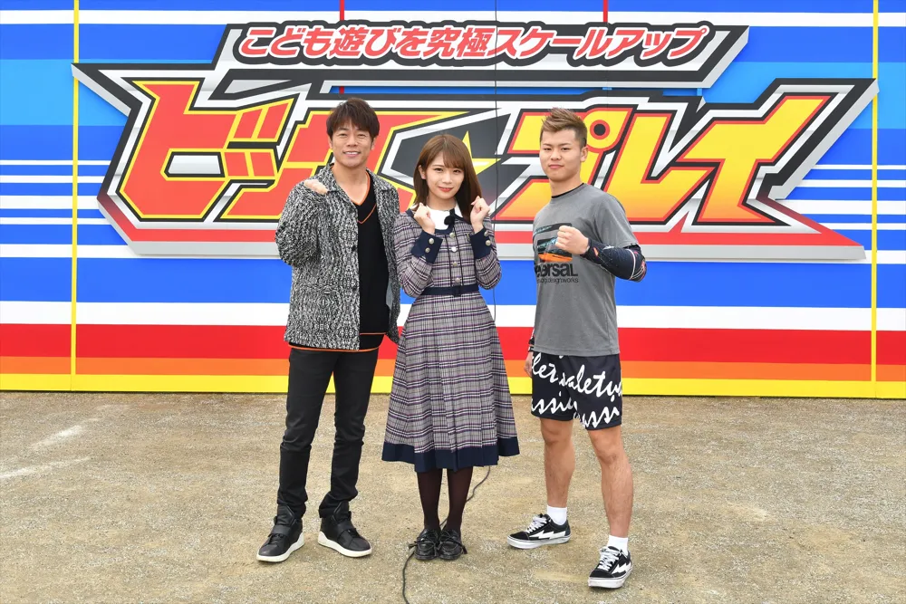 MCの陣内智則と秋元真夏、靴飛ばしに挑んだ那須川天心選手