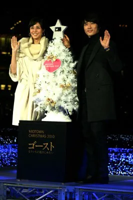 【写真】イベントでは、松嶋菜々子とソン・スンホンの2人からクリスマスツリーのプレゼントが届いた