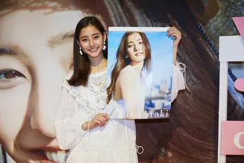 新木優子、美脚あらわな白ワンピ姿でファン魅了!「これからも気を引き締めて頑張る」