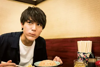 中川大志が町中華の名店で赤いチャーハンを食らう!【中川大志連載】