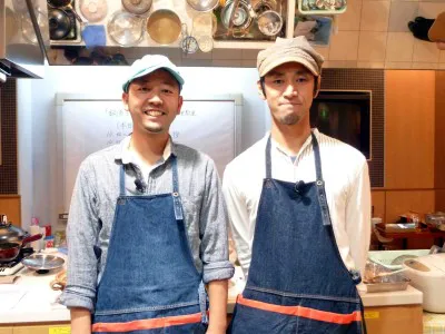 「鍋男子のとろろ昆布鍋」料理教室の講師を務めたつむぎやの（写真左から）金子健一氏、マツーラユタカ氏