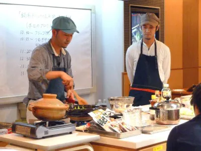 【写真】料理を分かりやすく男性参加者に教えるつむぎやのお二人