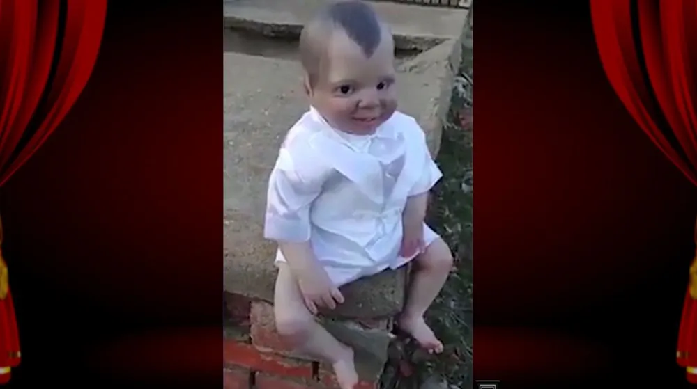 【写真を見る】衝撃…どの角度から見てもほほ笑む赤ちゃん