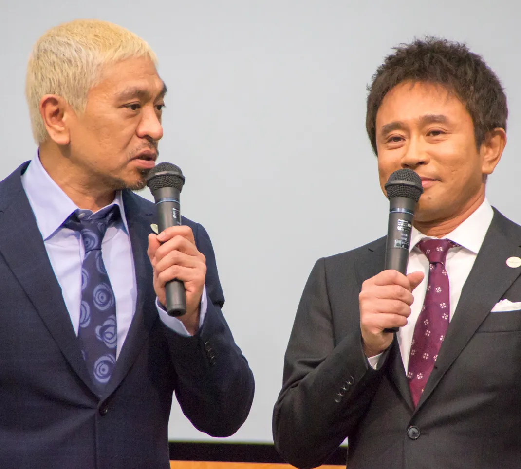 ニトリ会長と握手を交わしたダウンタウン