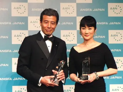 「第4回アンチエイジング大賞」を受賞した舘ひろし、余貴美子（写真左から）