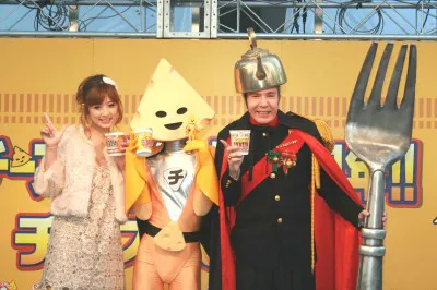 イベントに出席した小倉優子、チーズ星人、デーブ・スペクター（写真左から）