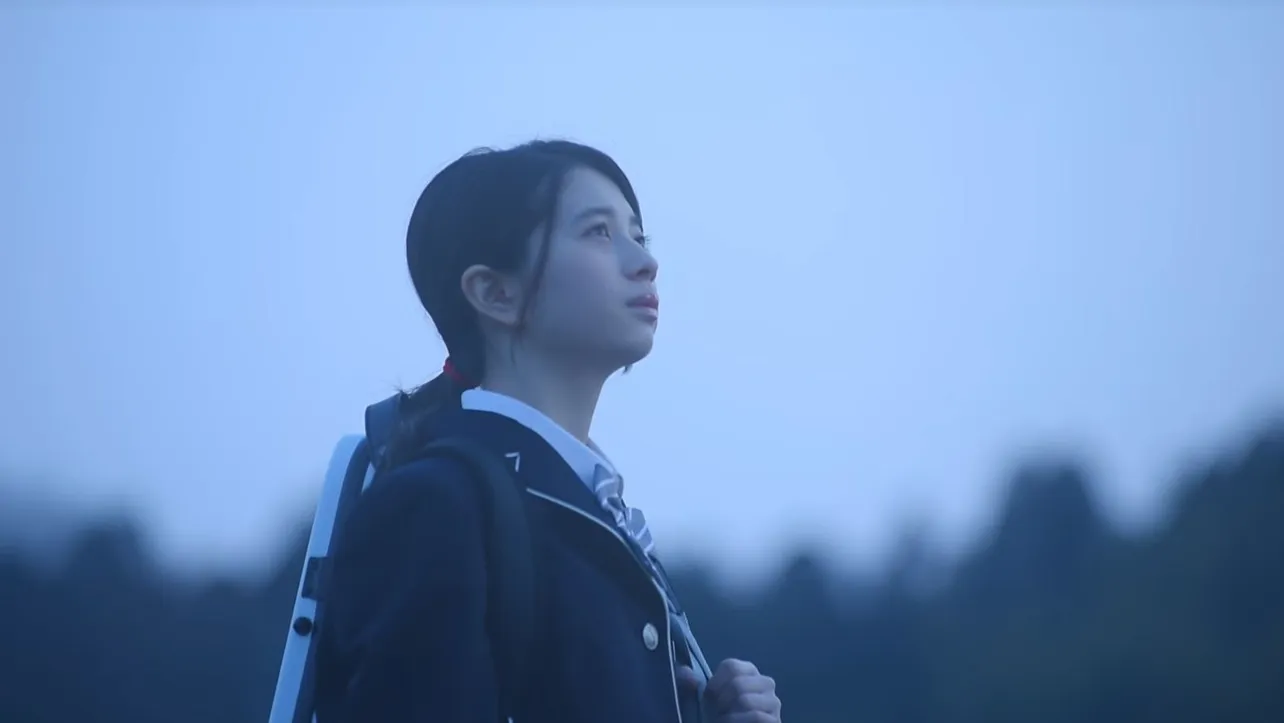 【写真を見る】AZUMA HITOMIが歌う映画の主題歌「とおく」のMVに、ヒロインを演じた桜田ひよりが出演する