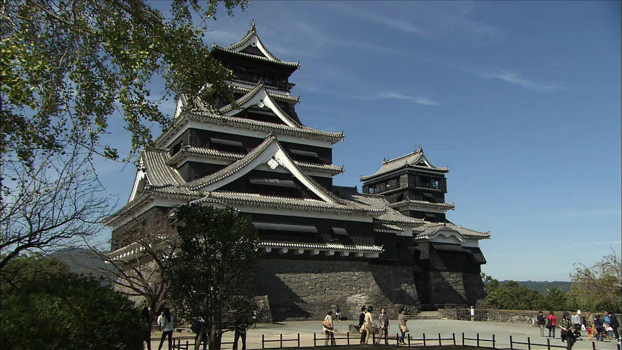 【写真を見る】震災からの復興が進んでいる熊本城を真飛聖と星野真里らが訪れる