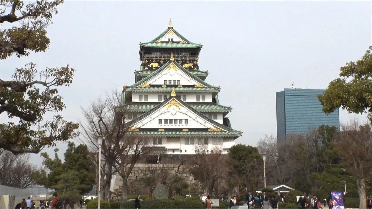 大坂夏の陣で豊臣家が滅びた後に、徳川家康が一度壊して土に埋めた後に全く新しいものを建立した大阪城