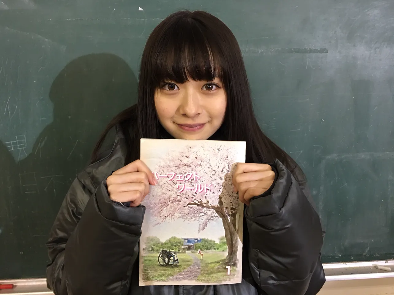 【写真を見る】前髪を作るとこんなに印象が変わる！田鍋梨々花ドラマ撮影オフショット集