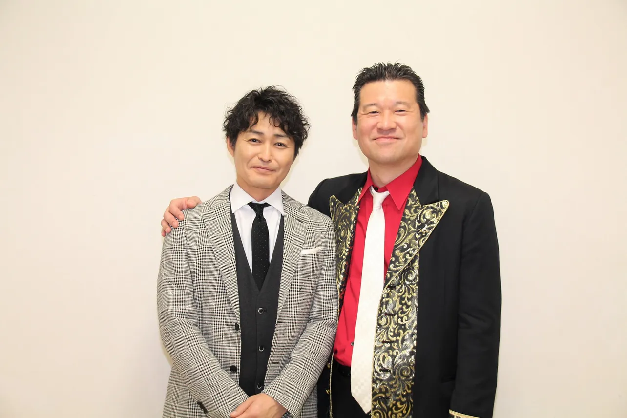 互いが出演する番組にゲスト出演する安田顕(写真左)と佐藤二朗(右)