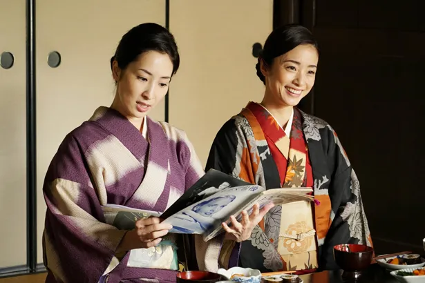 真飛聖(写真左)は重三郎の姉・大沢徳子を演じる