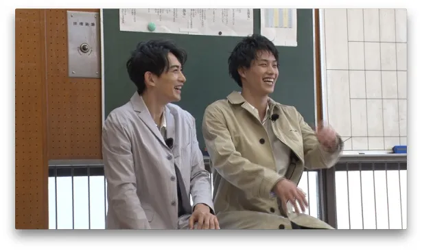 (写真左から)劇団EXILEの町田啓太と鈴木伸之が見つめる視線の先には？