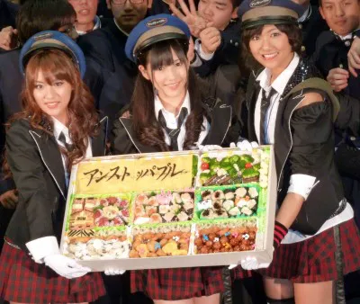 【写真】高橋、渡辺、宮澤は、鉄道マンを目指す学生に“アンストッパブル特製巨大弁当”をプレゼント