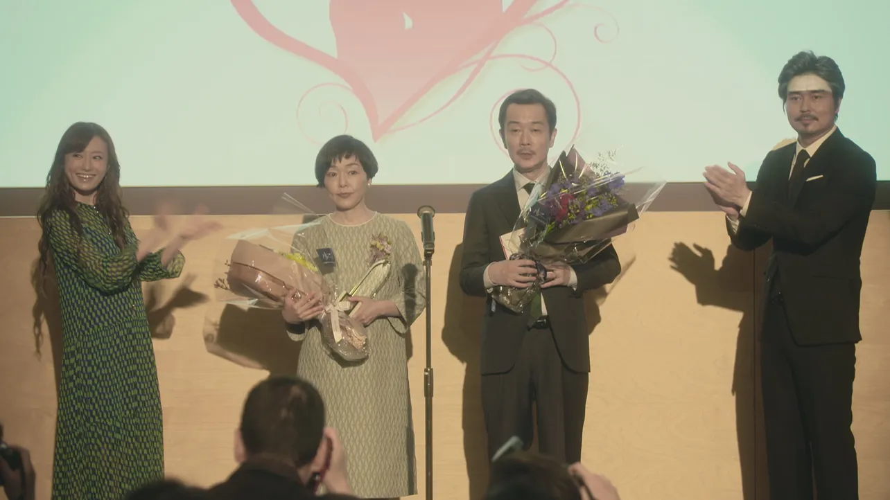 離婚問題に直面している隆介(リリー・フランキー)と今日子(小林聡美)は、夫が妻に感謝を贈る賞を受賞してしまう