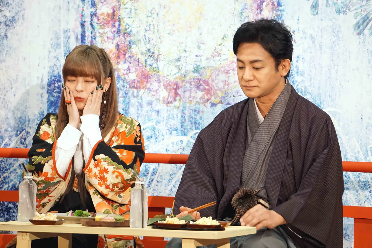 「昼マツリ‐HIRUMATSURI‐」で食べられる料理を試食する2人