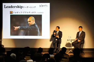 【写真】岡田武史氏は、サッカーだけでなく実社会にも通じるリーダーシップやマネジメントについて触れながら講義を展開