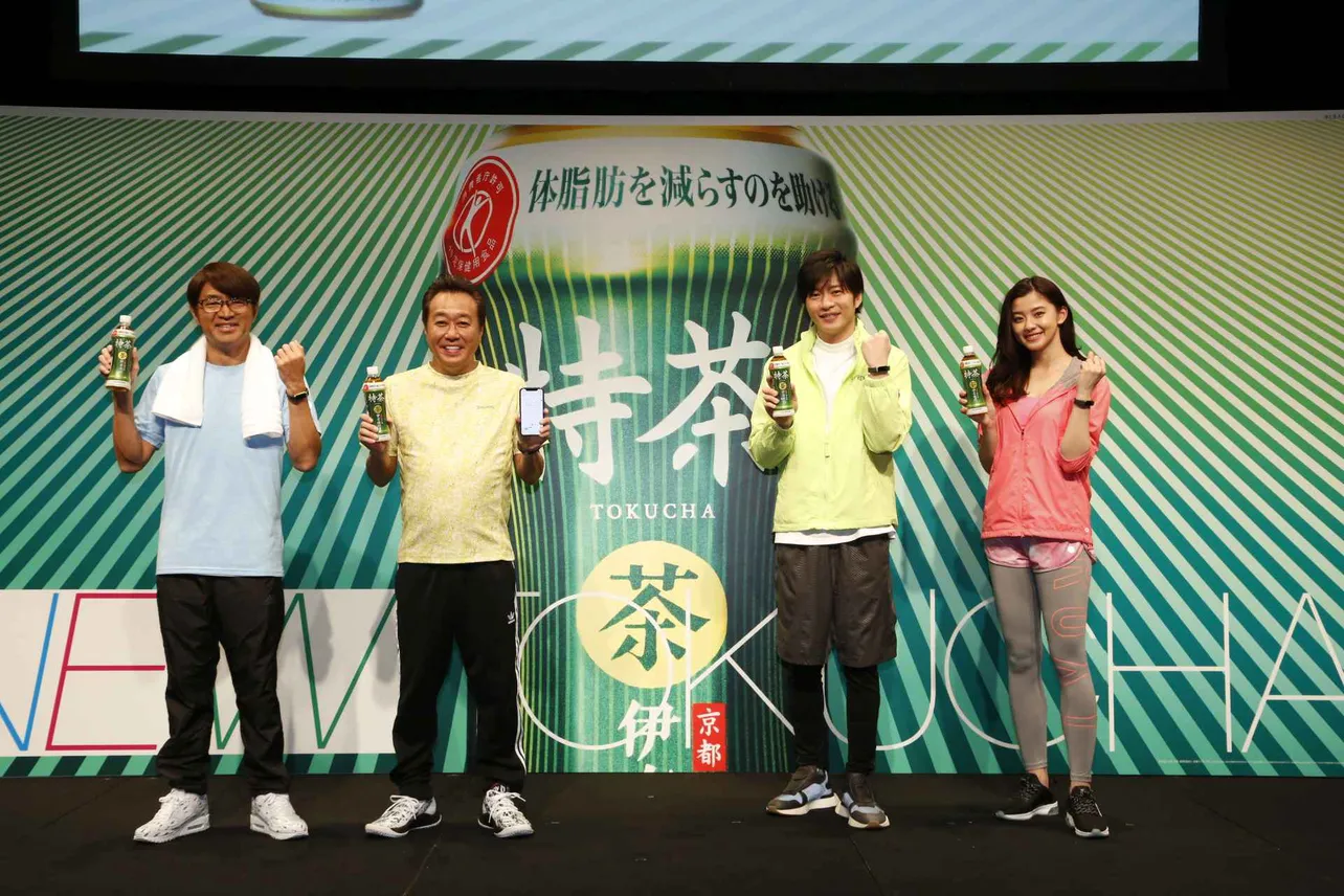 「特茶 2019 戦略発表会」に出席したさまぁ～ず・大竹一樹、三村マサカズ、田中圭、朝比奈彩(写真左から)