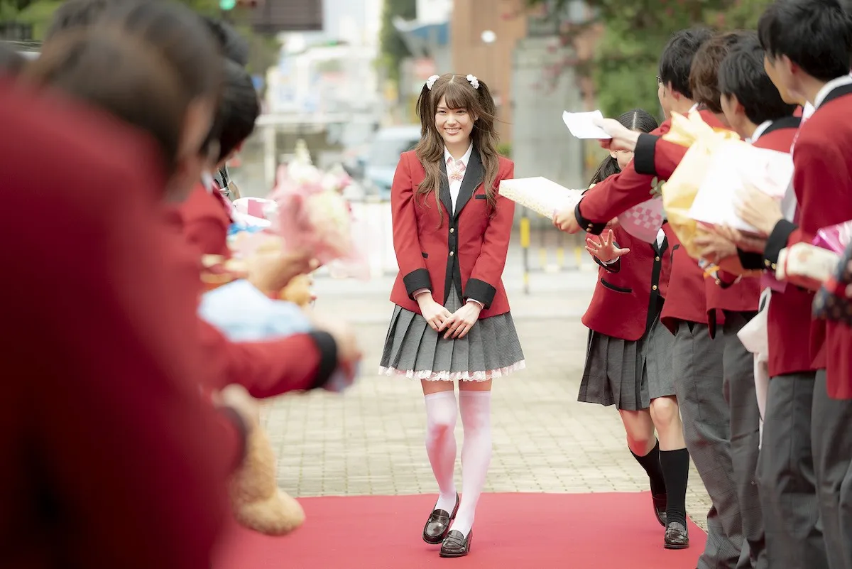 【写真を見る】ツインテールがキュート！　乃木坂46の松村沙友理が学園のアイドル・夢見弖ユメミに