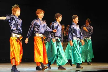 イケメンたちの迫力ある書道パフォーマンス&ダンスに大注目!