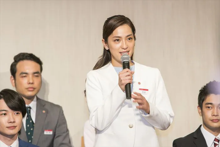 「三友銀行」鎌田支店の社員・木田美恵子を演じる中村アンは「常にカルシウム不足を感じさせるイライラしがちな強い女性を演じます」