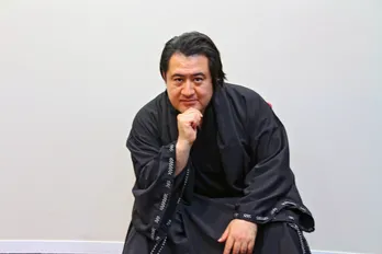 小手伸也、念願の舞台出演で「血肉を与える俳優たちと、ライブ感の中で面白くしていけたら」