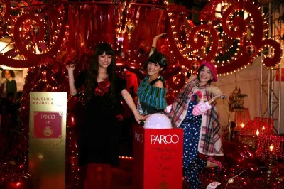 クリスマスツリー点灯式に出席した安田聖愛、マイア・バルー、篠原ともえ（写真左から）