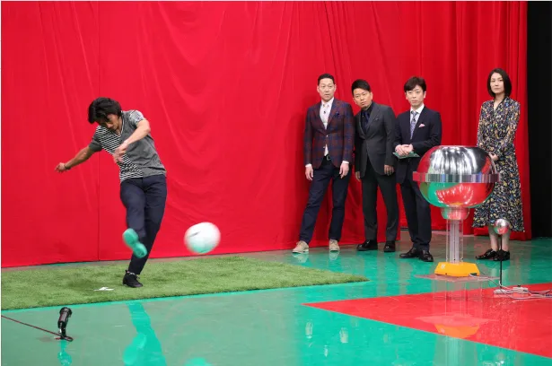 【写真を見る】元サッカー日本代表・中澤佑二選手の力強いキック！