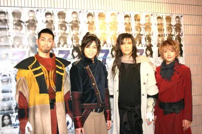 三浦翔平（写真左から二番目）は、「かっこいい！」と加藤雅也（同左から3番目）にほれぼれ
