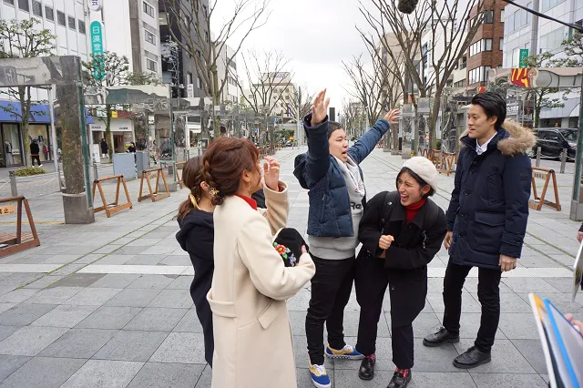 街頭でのロケに繰り出したせいやと粗品