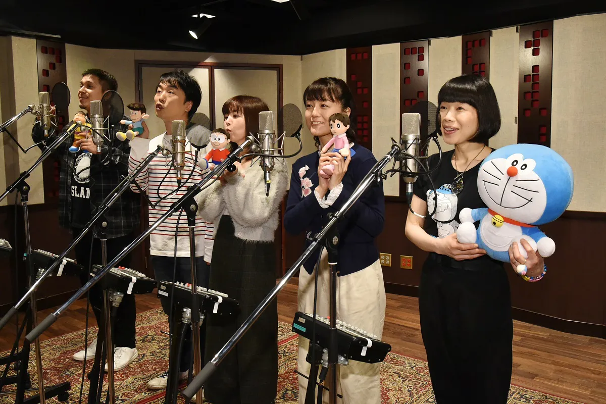 ドラえもん役の水田わさびらレギュラー声優5人が「ドラえもんのうた」のレコーディングに挑戦！