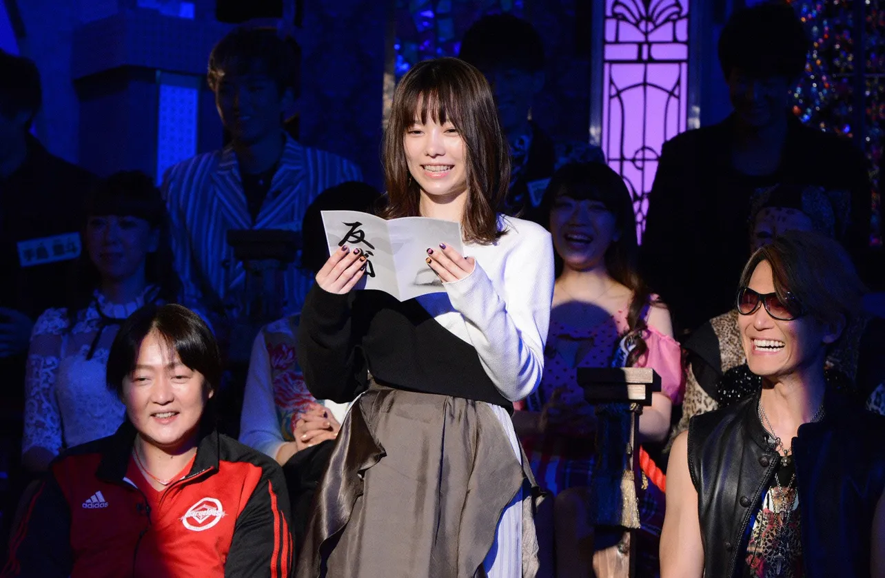 【写真を見る】反省文を読み上げる島崎遥香。その笑顔はやっぱりかわいい！