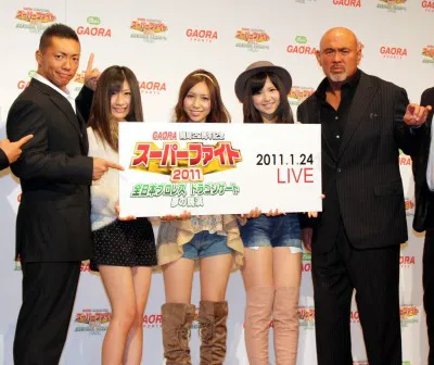 AKB48がプロレスイベント「スーパーファイト2011」を応援