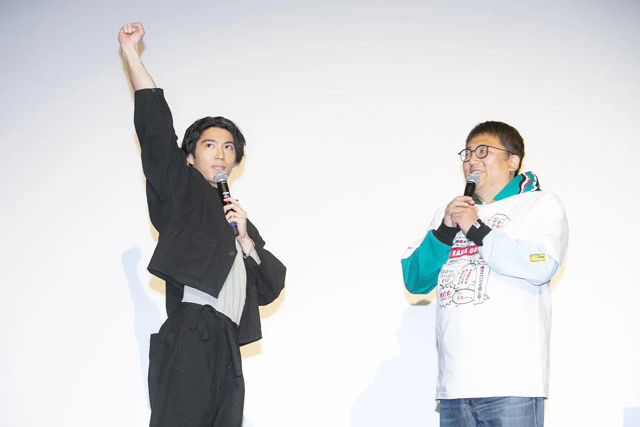 「今日から俺は!!」映画化決定！　イベントに登壇した賀来賢人、福田雄一監督(写真左から)