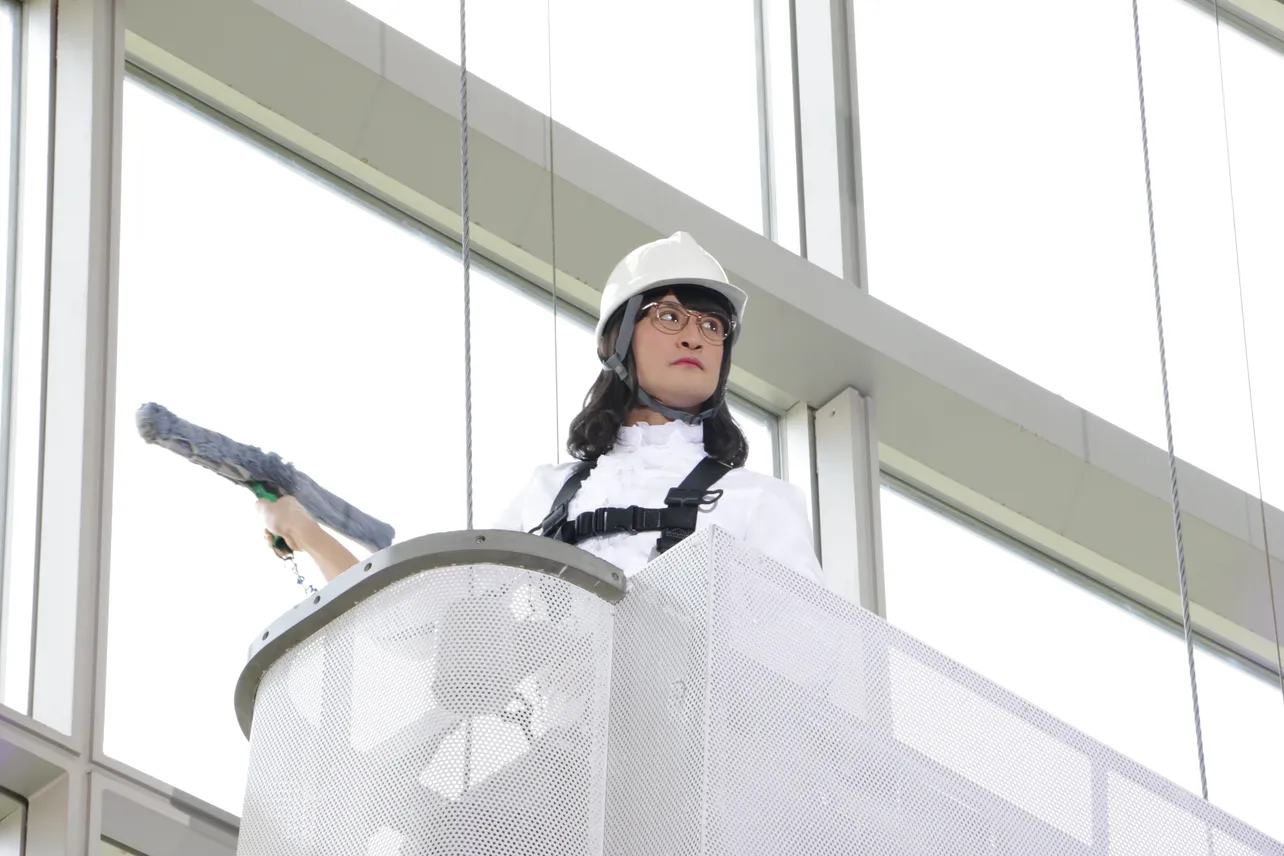 【写真を見る】地上およそ10メートルの高さで窓ふきを披露するミタゾノ(松岡昌宏)さん