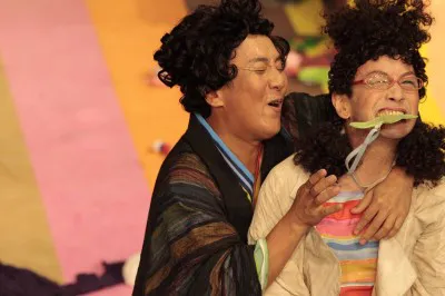 体を張ったコミカルな演技で観客を沸かせる中村勘三郎と野田秀樹（写真左から）